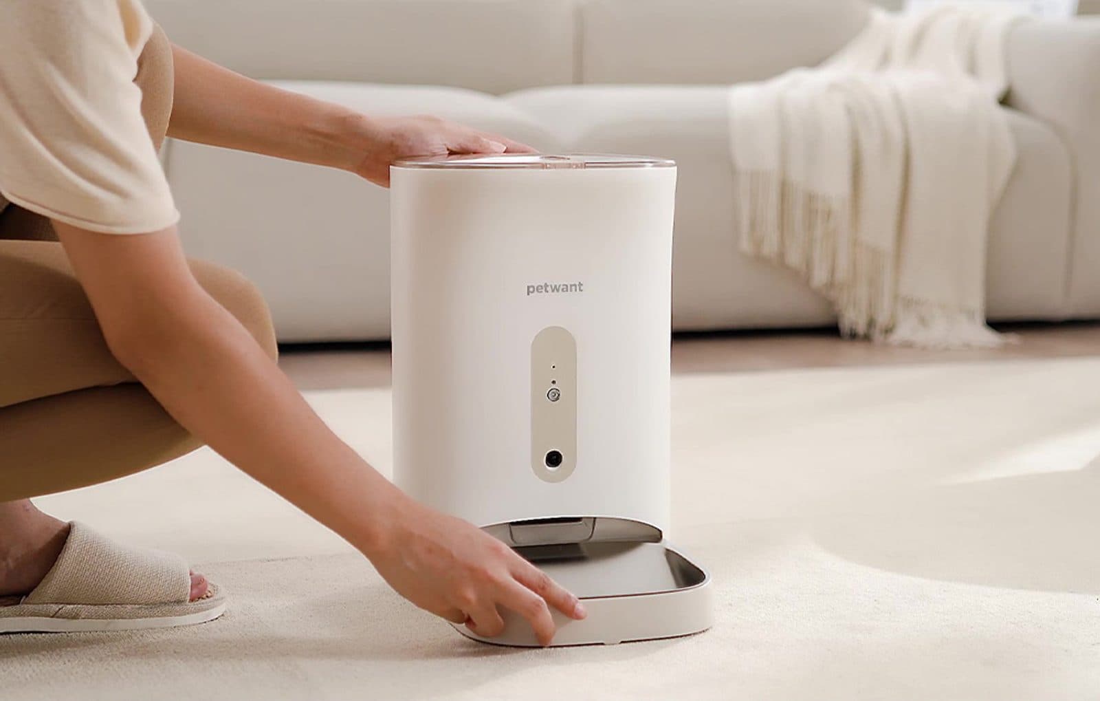 Petwant F11-C Smart feed dispenser met camera and microphone view 3